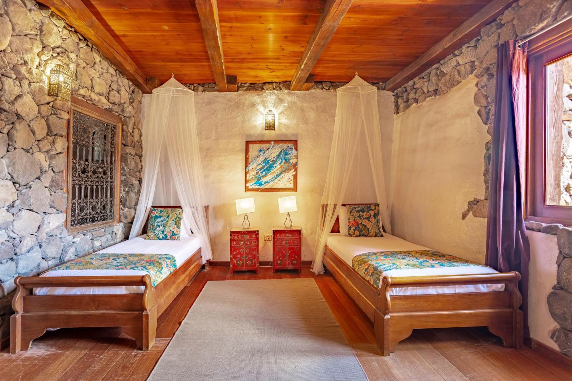Finca De Arrieta Village - Yurts And Stone Cottages - Shared Pool - Walking Distance To Arrieta Beach - Eco Friendly Tabayesco Exterior photo
